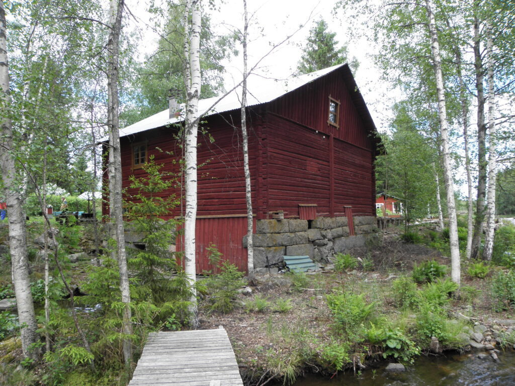 Myllyn takaosa, etualalla puusiltaa.