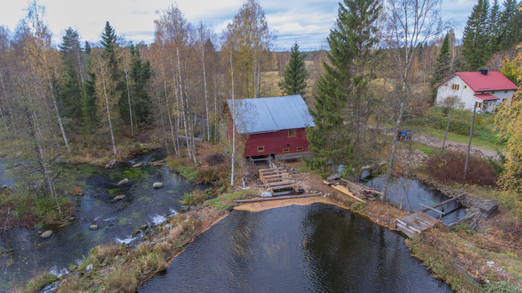 Mylly, myllytori ja koski kuvattu yläilmoista.