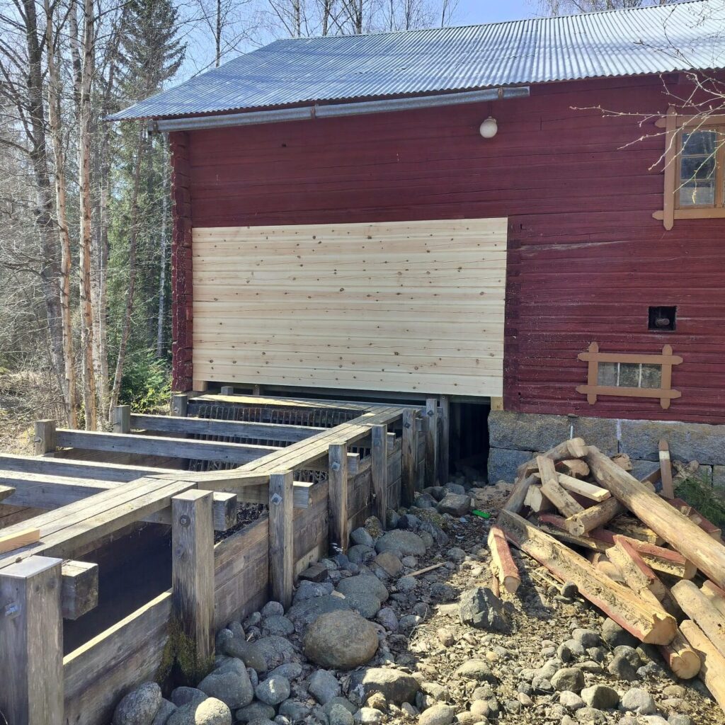 Tullitorin kohdalla ulkoseinässä osa parruista maalaamattomia.